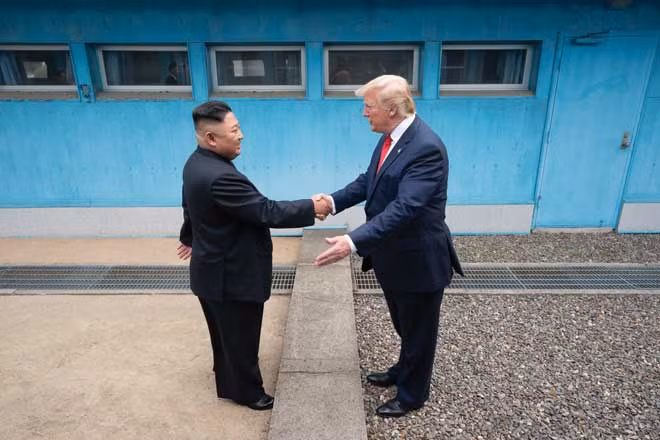 Ngày 30-6: Tổng thống Mỹ Donald Trump bắt tay nhà lãnh đạo Triều Tiên Kim Jong-un khi hai người gặp nhau tại Khu phi quân sự liên Triều. Ông Trump trở thành nhà lãnh đạo đầu tiên của Mỹ đặt chân vào quốc gia này. Ông Trump cho biết đã mời ông Kim đến Nhà Trắng và cả hai nhà lãnh đạo đã đồng ý khởi động lại các cuộc đàm phán hạt nhân sau một thời gian bị đình trệ. (Shealah Craighead / Nhà Trắng)