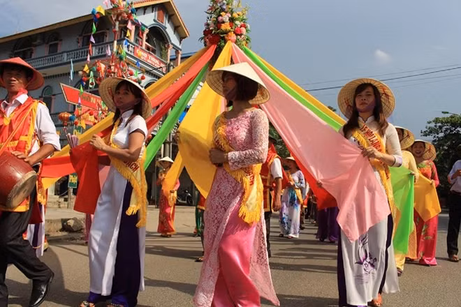 Rước lễ ở Canh Hoạch.