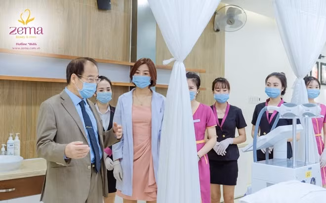 PGS.TS Trần Đắc Phu kiểm tra và trao đổi với ban quản lý các chi nhánh hệ thống Zema.