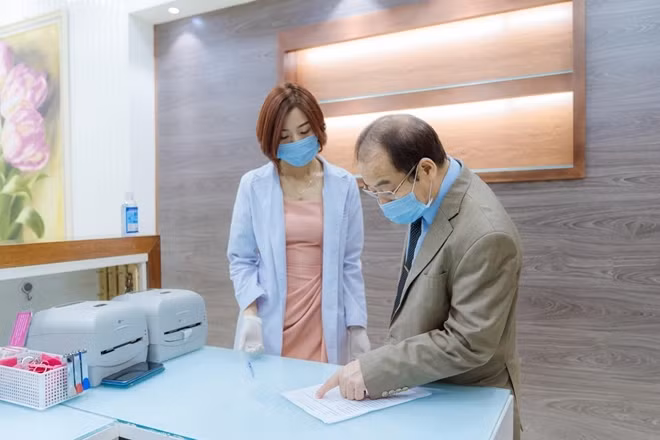 PGS.TS Trần Đắc Phu kiểm tra hoạt động khai báo y tế tại chi nhánh Zema 150 Phố Huế