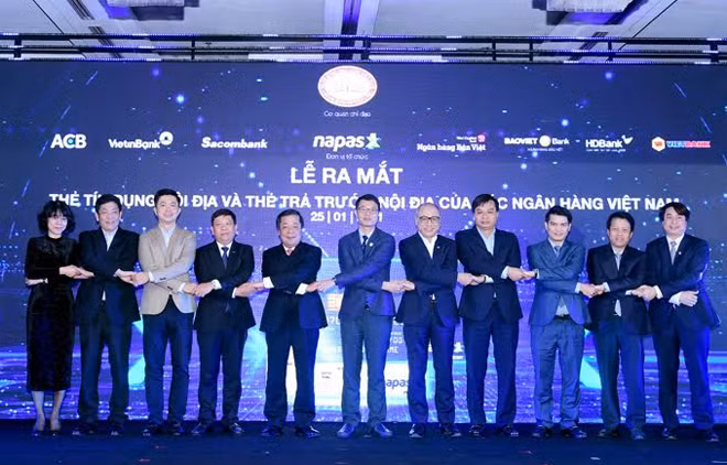 Ông Lê Huy Dũng – Quyền TGĐ Vietbank (thứ 2 từ trái qua) cùng Đại diện Ngân hàng Nhà nước và các ngân hàng tại lễ ra mắt.
