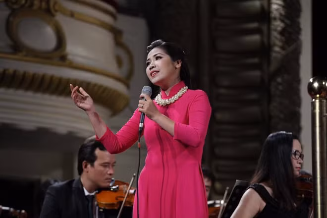 NSƯT Hồng Vy trong một concert ở Nhà hát Lớn Hà Nội.