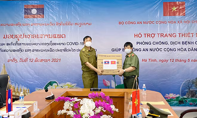 Trung tướng Nguyễn Thanh Sơn trao tặng vật tư y tế phòng, chống dịch COVID-19 hỗ trợ Bộ Công an nước CHDCND Lào.
