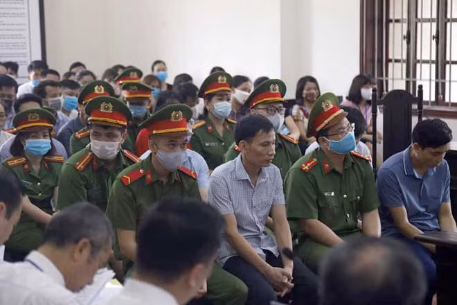 Các bị cáo tại phiên xử.