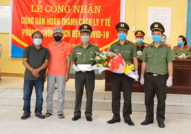 Đại diện công dân tặng hoa, quà động viên cán bộ, chiến sỹ tuyến đầu chống dịch hoàn thành tốt nhiệm vụ.