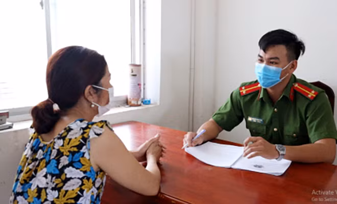 Điều tra viên lấy lời khai của Phan Thị Hiền. Điều tra viên lấy lời khai của Phan Thị Hiền.