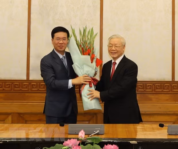 Tổng Bí thư, Chủ tịch nước Nguyễn Phú Trọng tặng hoa chúc mừng đồng chí Võ Văn Thưởng, Ủy viên Bộ Chính trị, được phân công giữ chức Thường trực Ban Bí thư. (Ảnh: Trí Dũng/TTXVN)