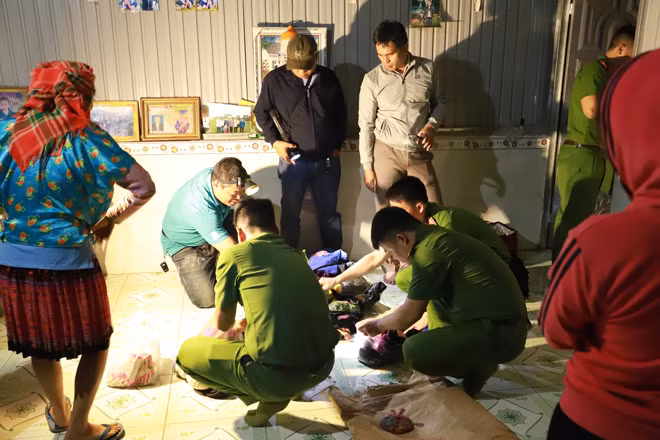 Lực lượng Công an khám xét nơi ở của các đối tượng.
