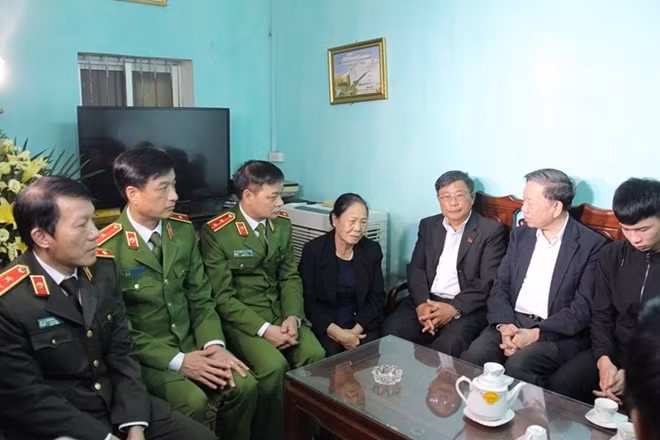 Bộ trưởng Tô Lâm cùng Đoàn công tác chia sẻ nỗi đau với gia đình đồng chí Nguyễn Huy Thịnh.