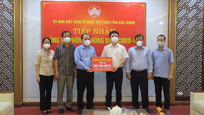 Lãnh đạo tỉnh Bắc Giang tiếp nhận số tiền ủng hộ 500 triệu đồng của EVNNPC do Giám đốc PC Bắc Giang nhận ủy quyền trao tặng chiều ngày 26/5/2021.