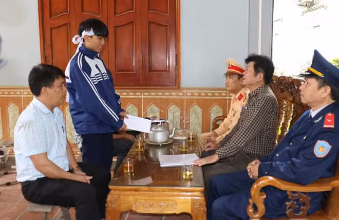 Chia sẻ, động viên với gia đình tại xã Cẩm Sơn, huyện Anh Sơn.