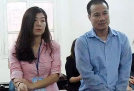 Bị cáo Long và vợ tại phiên toà sơ thẩm.