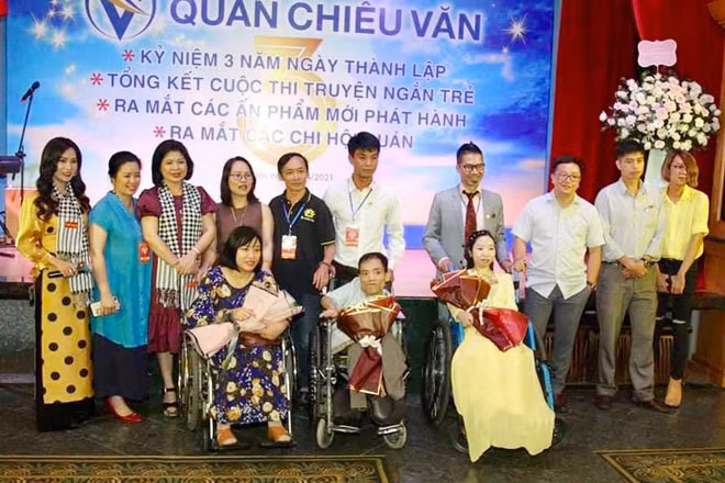 Ban quàn trị Quán Chiêu Văn tặng quà các tác giả khuyết tật hội viên của quán.