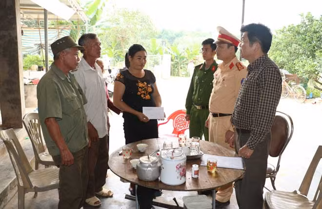 Đoàn Công tác đến thăm hỏi, động viên gia đình nạn nhân tại xã Bình Sơn, huyện Anh Sơn.
