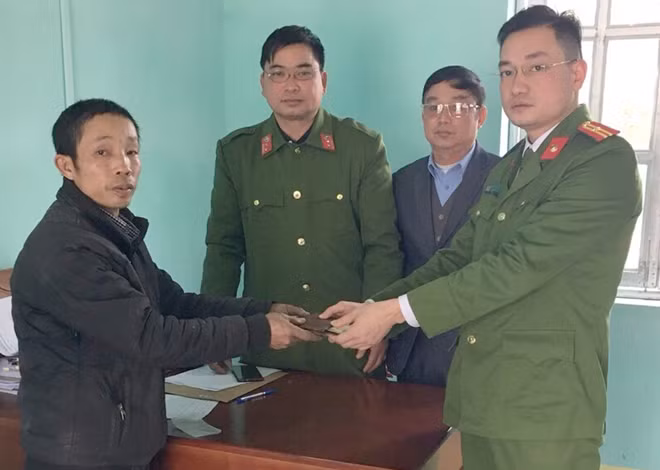 Anh Nguyễn Văn Bình nhận lại tài sản từ Công an xã Tiên Kiều.