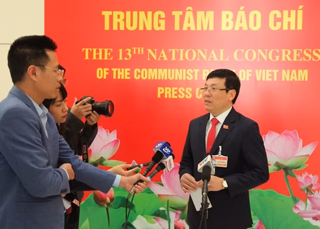 Ông Lê Duy Thành, Phó Bí thư Tỉnh ủy, Chủ tịch UBND tỉnh Vĩnh Phúc trao đổi với báo chí.