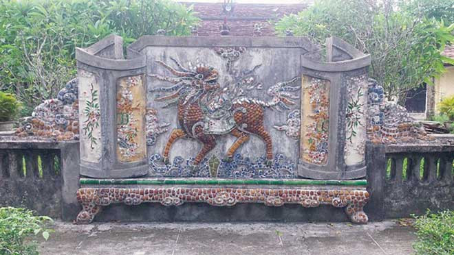 Bức "Bình phong Long mã" (Ngựa hóa rồng).
