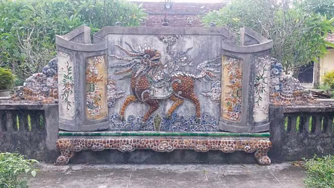 Bức "Bình phong Long mã" (Ngựa hóa rồng).