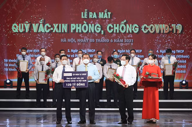 Đại diện Tập đoàn T&T Group trao tặng Quỹ Vaccine phòng COVID-19 120 tỷ đồng