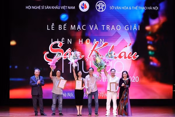 Ban tổ chức trao các giải thưởng xuất sắc dành cho đạo diễn Trần Lực, Tạ Tuấn Minh và biên đạo múa Hoài Anh.