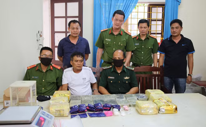 Đối tượng Trần Văn Khánh và tang vật. (ảnh Đức Vũ)