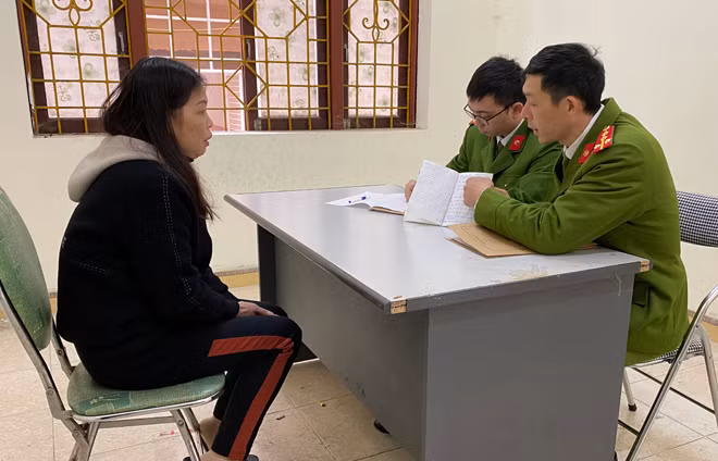 Cơ quan điều tra xét hỏi bị can và tang vật thu giữ. Cơ quan điều tra xét hỏi bị can và tang vật thu giữ.