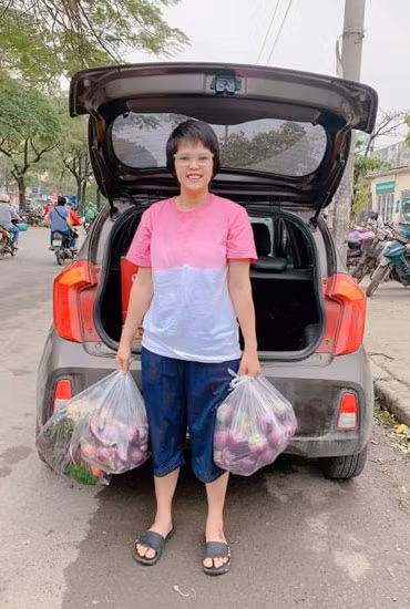 Chị Thủy trong buổi đi mua thực phẩm để nấu cơm gửi tới các y bác sĩ.