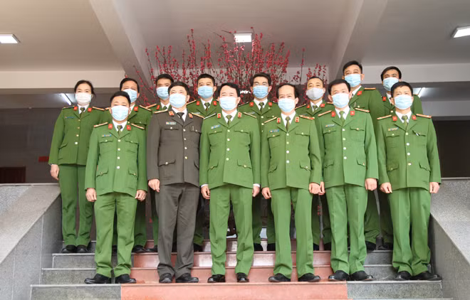 Thứ trưởng Lê Quốc Hùng chụp ảnh lưu niệm với các tướng lĩnh, cán bộ chiến sỹ trong ca trực Thứ trưởng Lê Quốc Hùng chụp ảnh lưu niệm với các tướng lĩnh, cán bộ chiến sỹ trong ca trực