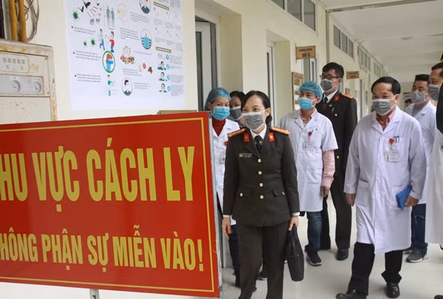 Đoàn công tác kiểm tra khu cách ly chuẩn bị tiếp đón bệnh nhân nhiễm dịch (nếu có).