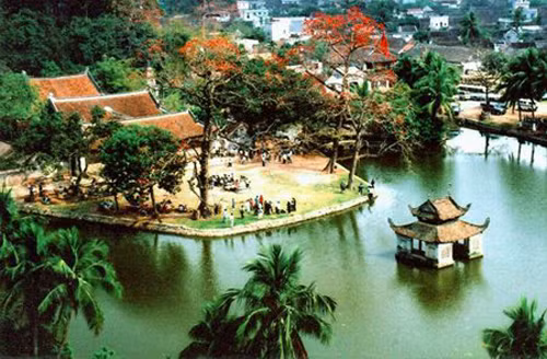 Khuôn viên tuyệt đẹp ở chùa Thầy.
