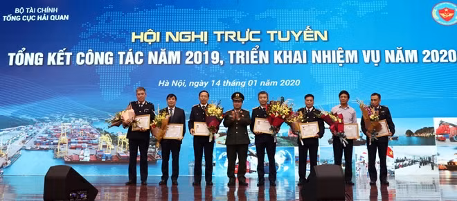 Trung tướng Nguyễn Đình Thuận, Cục trưởng Cục An ninh kinh tế (Bộ Công an) trao kỷ niệm chương cho các lãnh đạo, nguyên lãnh đạo và công chức của Tổng cục Hải quan