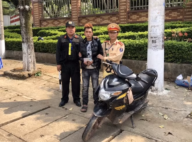 Đối tượng Hợp cùng tang vật tại thời điểm bị bắt giữ.