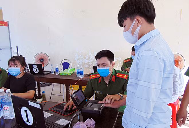 Công an tỉnh Quảng Nam làm thủ tục cấp CCCD cho người dân xã Bình Triều, huyện Thăng Bình.