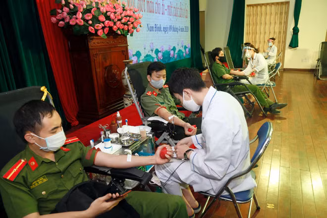 Ngày hội hiến máu tình nguyện còn là dịp để cán bộ, chiến sỹ Công an Nam Định hiểu thêm ý nghĩa, tính nhân văn của việc hiến máu nhân đạo. Ảnh: Đức Khôi