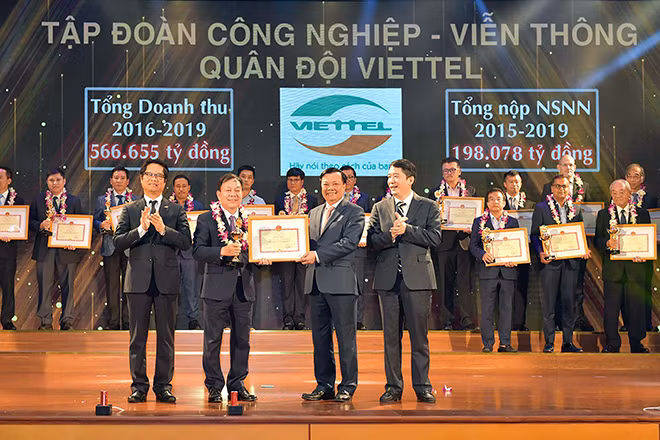 Thiếu tướng Lê Đăng Dũng, Chủ tịch kiêm Tổng giám đốc Tập đoàn Viettel nhận bằng khen từ Ban tổ chức.