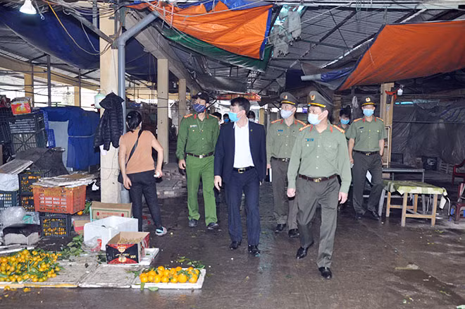 Đại tá Lê Ngọc Châu, Giám đốc Công an tỉnh kiểm tra thực tế tại các chốt kiểm dịch tại địa bàn huyện Thanh Hà.