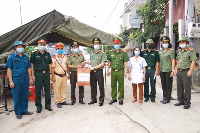 Đại tá Lê Văn Tuấn, Phó Giám đốc CA tỉnh Hà Nam và đoàn công tác trực tiếp kiểm tra công tác đảm bảo ANTT và tặng khẩu trang cho CBCS thực thi nhiệm vụ tại các chốt phòng, chống dịch.