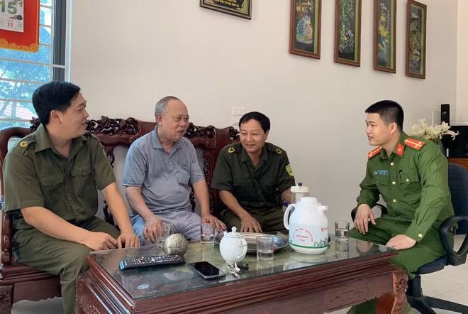 Cán bộ Công an Bắc Giang vận động nhân dân tham gia giữ gìn ANTT ở cơ sở.