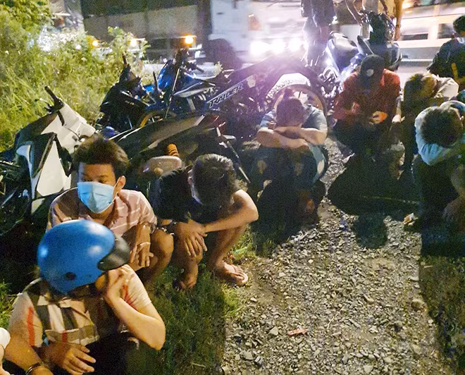 Bắt nhóm thanh thiếu niên tụ tập đua kéo xe trên QL1A vào rạng sáng 11/4 trên QL1A.