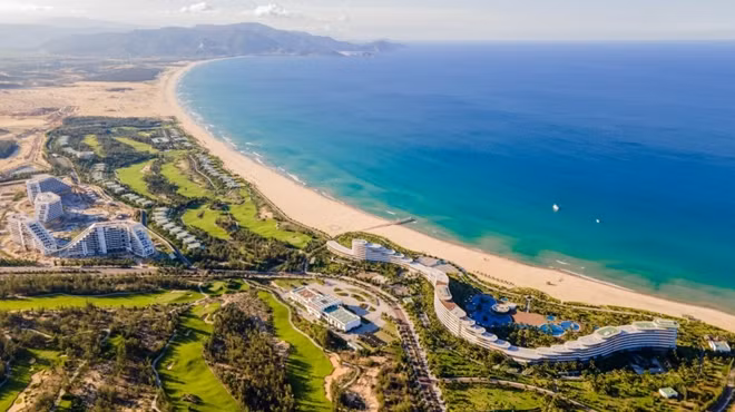 Sân golf 36 hố bao bọc khách sạn 1.500 phòng FLC Grand Hotel Quy Nhơn (trái) và khách sạn FLC Luxury Hotel Quy Nhơn (phải).