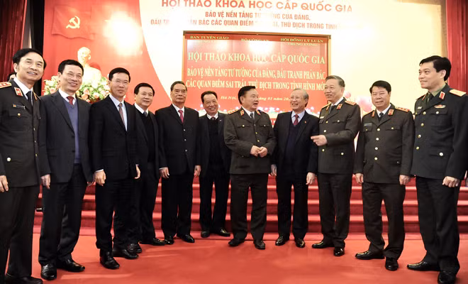 Các đại biểu trao đổi bên lề Hội thảo.