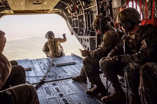 Các nhân viên quân sự Mỹ đang trong một chiếc trực thăng bay qua tỉnh Helmand vào tháng 9/2019.