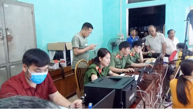 Thượng úy Trần Thị Thanh Hiền cùng đồng đội tăng cường cấp căn cước công dân lưu động vào ban đêm.