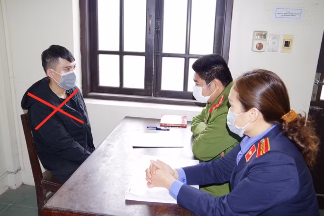 Cơ quan Công an lấy lời khai đối tượng Hợp.