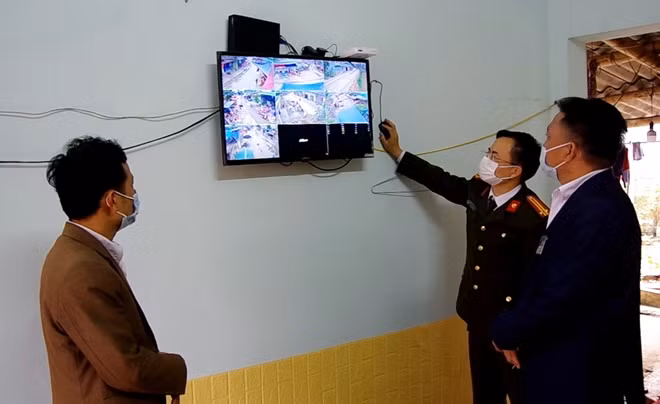 Công an xã Linh Hồ kiểm tra cất lượng Camera.