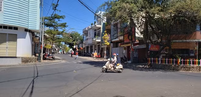 Tuyến đường Nguyễn Đình Chiểu, TP Pleiku đã được dỡ bỏ lệnh phong tỏa, hoạt động của người dân đã trở lại bình thường.