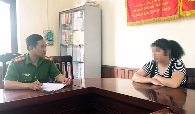 Một nạn nhân đến cơ quan Công an tố giác tội phạm.