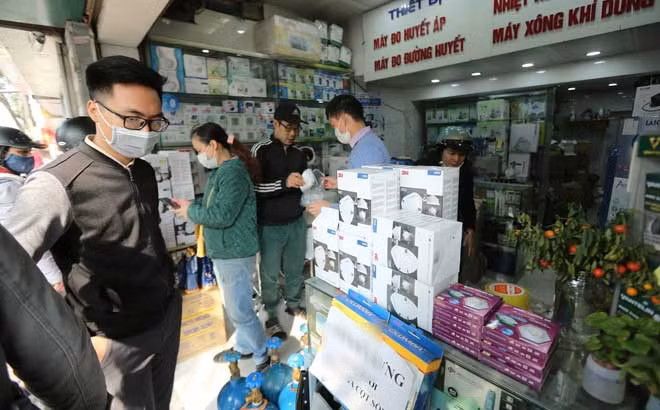 Lo ngại dịch do virus Corona, người dân chen lấn tại các cửa hàng vật tư y tế tại phố Phương Mai để mua bằng được khẩu trang, cồn y tế, nước rửa tay kháng khuẩn..