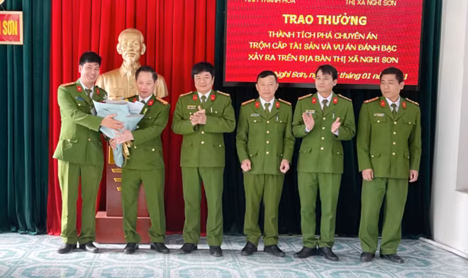 Đại tá Khương Duy Oanh, Phó giám đốc Công an tỉnh trao thưởng cho Ban chuyên án.