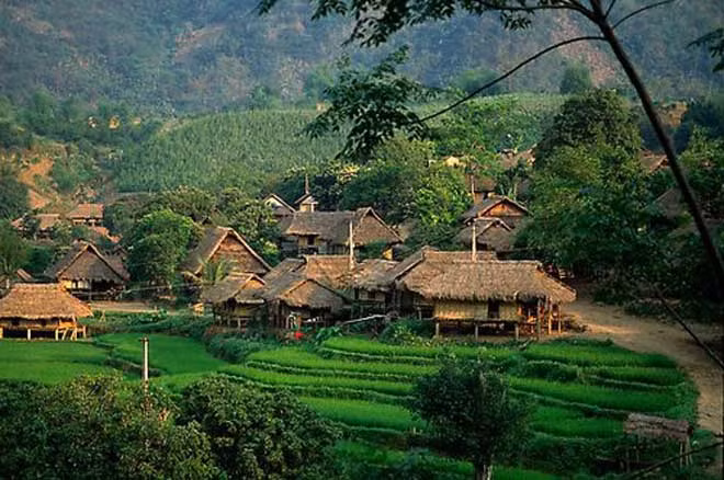 Bản làng xưa lại đón tôi (ảnh minh họa).